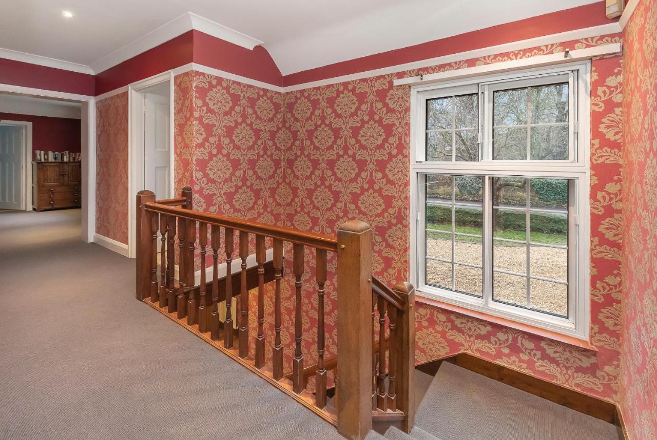 Westleigh Hotel Ashtead Exterior foto