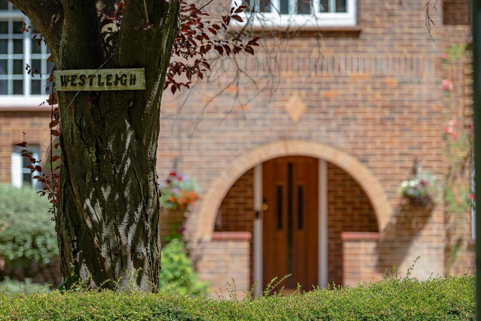 Westleigh Hotel Ashtead Exterior foto