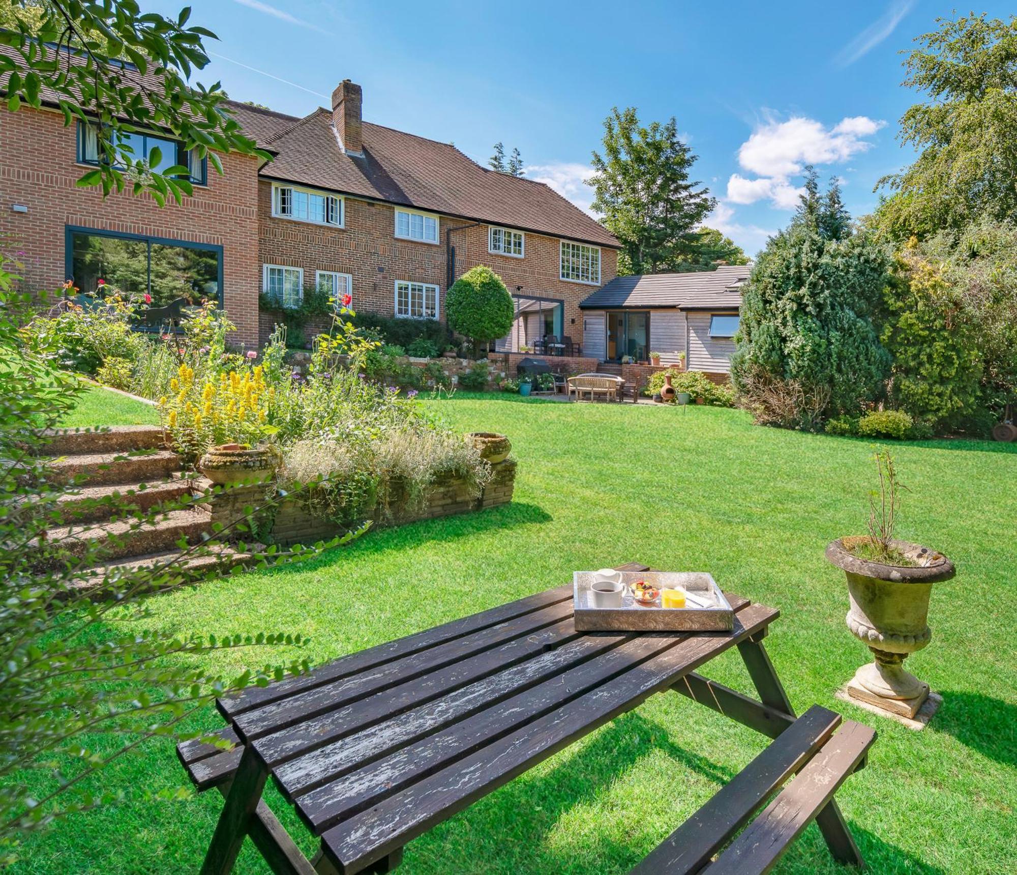 Westleigh Hotel Ashtead Exterior foto